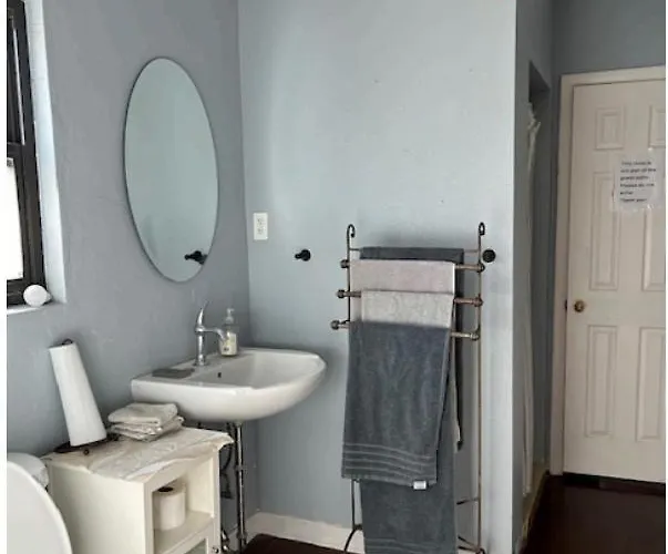 Gasthof Private With Private Bath, Entrance And Kitchenette Phoenix